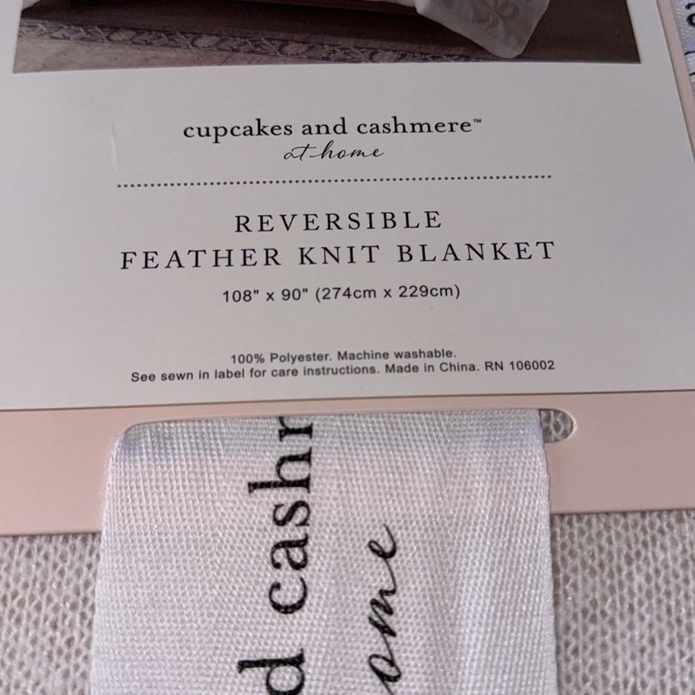 - Cupcakes and cashmere pink ribbon/bow, king size reversible, knit blanket ๐๐๐ - Picture 2 of 13